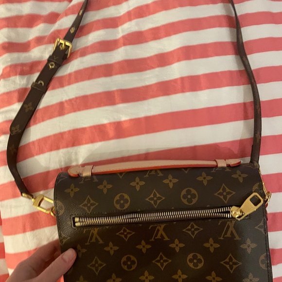 Louis Vuitton purse - Picture 1 of 3